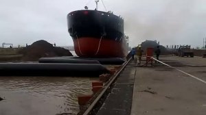 Спуск судна "Любовь" на судоверфи в Китае