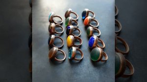 Крупные медные перстни с цветным стеклом