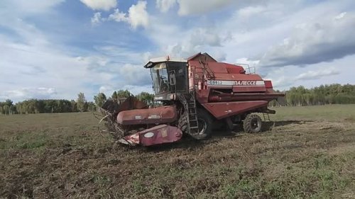 Әдемі қыздар аяқтарын жайып жіберді Пермьдегі секс үшін әйел