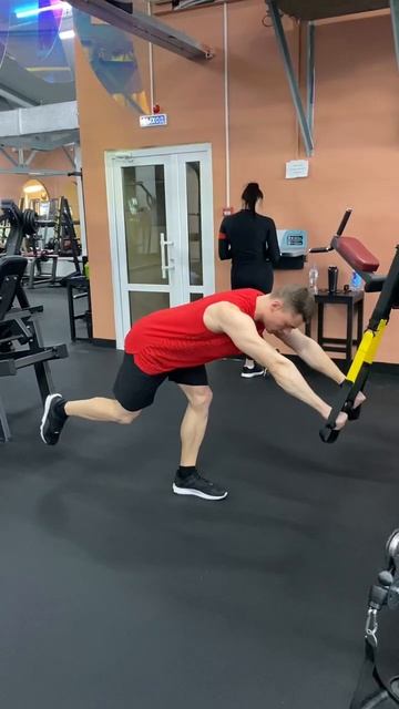 Наклоны на одной ноге при помощи подвесных петель