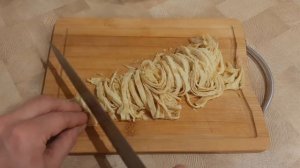 Крабовый салат с яичными блинчиками! Очень вкусно!