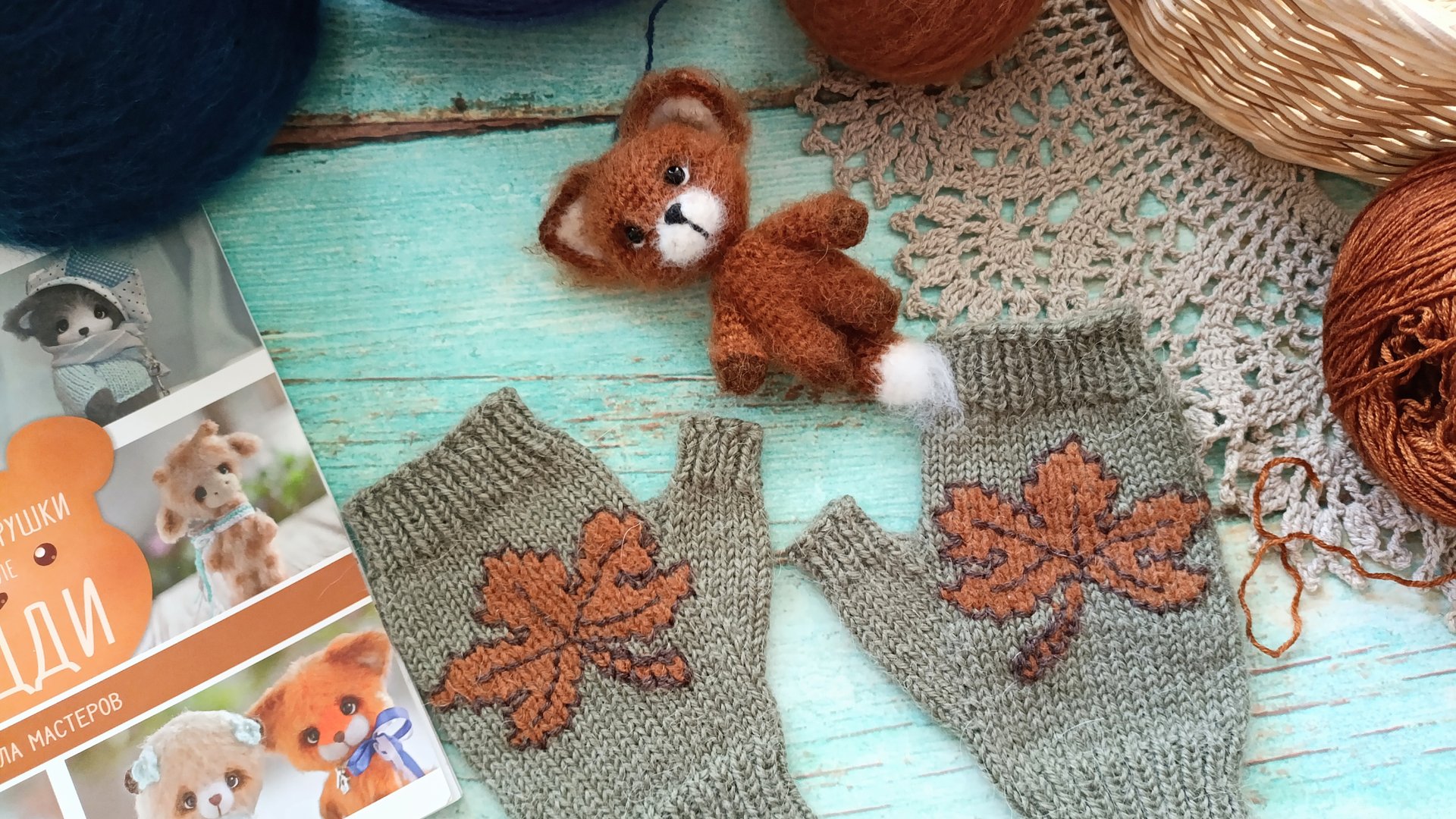 Лисёнок / варежки / вышивка на митенках. смотреть онлайн