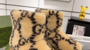 Угги женские в стиле Gucci из овчины бежевого цвета