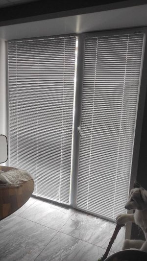 Горизонтальные жалюзи белый глянец стильное и функциональное решение для квартиры. Солнцезащита.