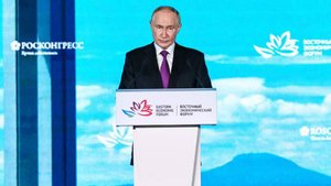 Владимир Путин выступает на пленарном заседании ВЭФ. Трансляция