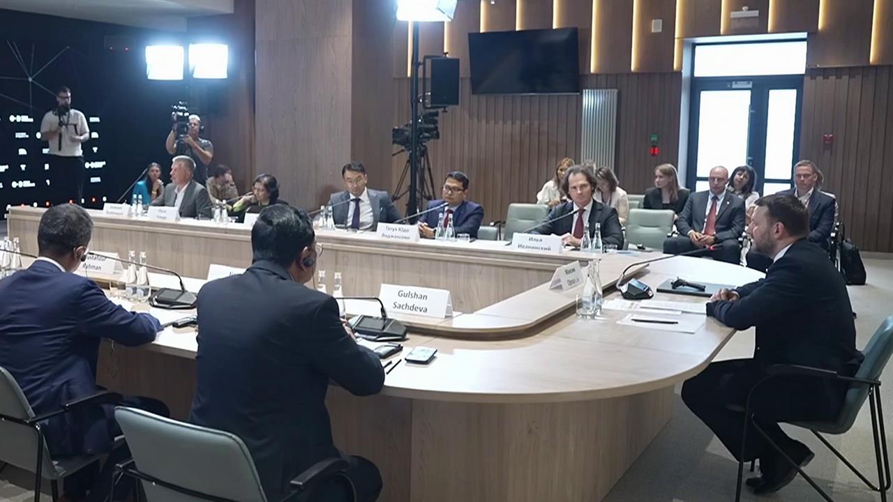 На Восточном экономическом форуме с самого утра кипит работа