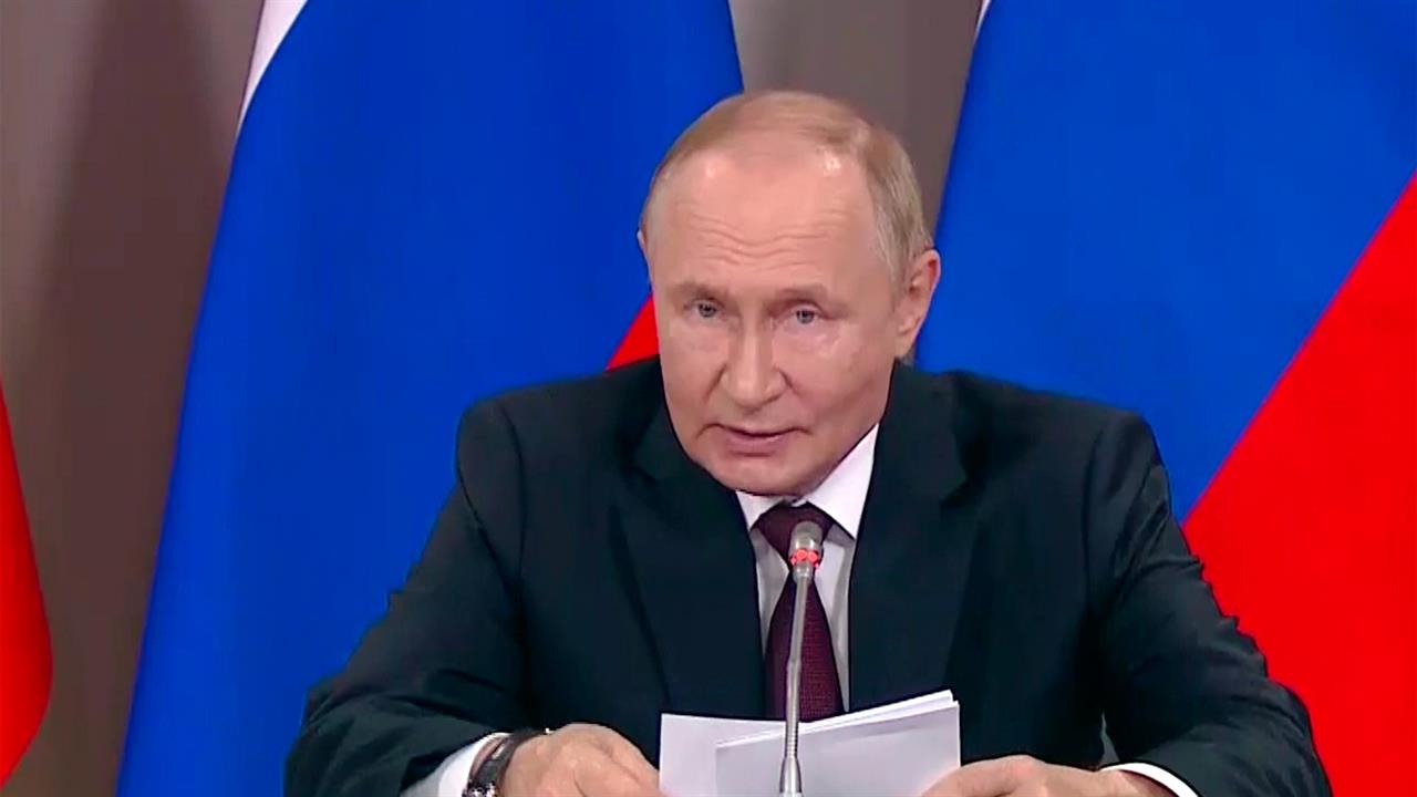 Владимир Путин побывал на заводе "Ростеха" в Самаре и провел совещание по вопросам двигателестроения