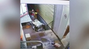 Вот так грузчик в магазине «Магнит» из Орла разгружает товар.

Теперь понятно почему в магазинах ино