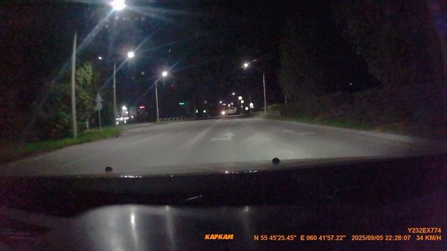 установил радар на верхний бардачок.