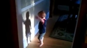 Малыш изучает свою тень / видео приколы 2025 смотреть онлайн / приколы видео самые смешные /