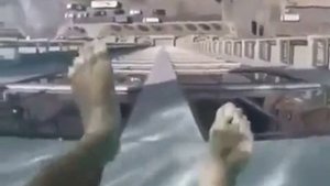 Бассейн с прозрачным дном на небоскрёбе / видео приколы 2025 смотреть онлайн / приколы видео