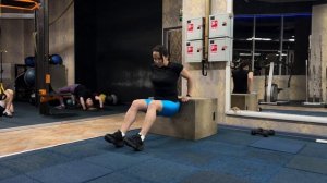 обратные отжимания от скамьи