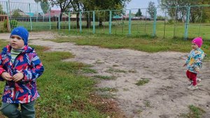 суббота в деревне, гуляем на школьном стадионе