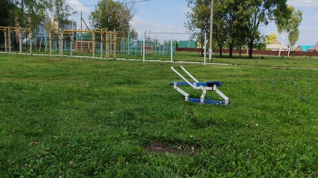 Гуляем на площадке возле школы в деревне