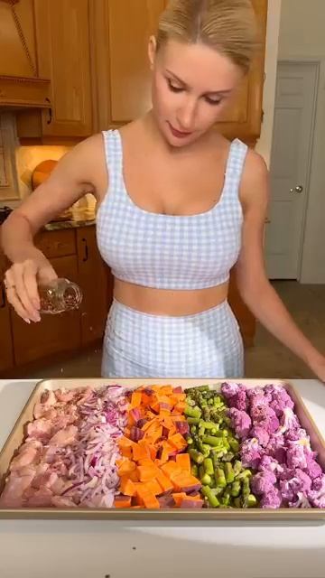 Курица на одном подносе со сладким картофелем и фиолетовой цветной капустой смотреть онлайн