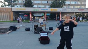 Игра на барабанах, танец.