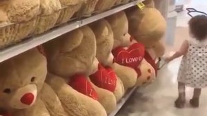 Девочка приветствует мишек / видео приколы 2025 смотреть онлайн / приколы видео самые смешные /