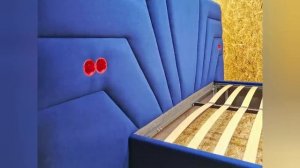 Большая синяя кровать