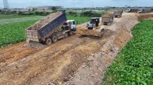 Бульдозер Nice Project SHANTUI DH17 C3 Все еще работает над озером Бидж