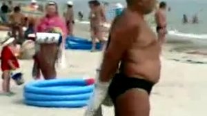 Мужик пытается надеть штаны через голову! Хазанов отдыхает