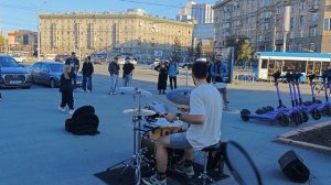 Игра на барабанах, танец