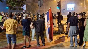 Протестующие в сербском Нови-Саде начали забрасывать полицейских камнями