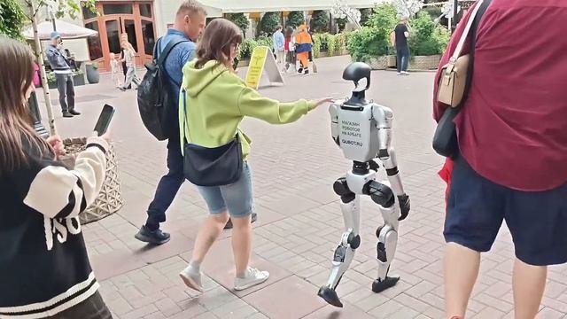 В Пекине завершились первые игры роботов - гуманоидов !!! . смотреть онлайн