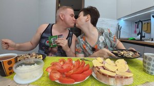 Мукбанг муж меня ЛЮБИТ или ему со мной просто УДОБНО?! Пытаю его расспросами за Семейный обед Россия