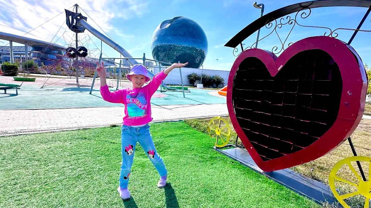 Кира и папа нашли СЕКРЕТ в парке смотреть онлайн