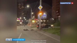 Момент ДТП с участием иномарки и мотоцикла в Уфе, где пострадал 17-летний юноша, попал на видео