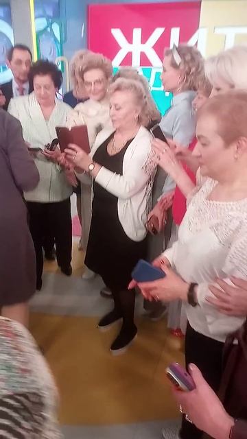 Всё хотят фото с Малышевой #shorts_video #житьздорово