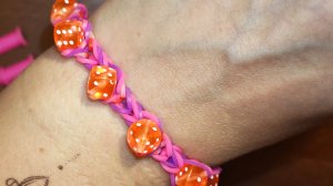 Плетение браслета (фенечки) с бусинами из резинок🪅