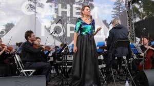 Елена Терентьева исполняет каватину Розины из оперы "Севильский цирюльник". Дирижёр — Виктор Луценко