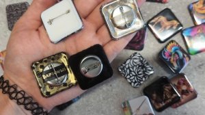 Квадратные закатные значки с лого -  изготовление