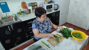 Собираю и режу зелень для заморозки. Рыбёшка и морковный салатик к ужину