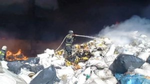 В Новороссийске горит мусорный полигон на площади 900 "квадратов"