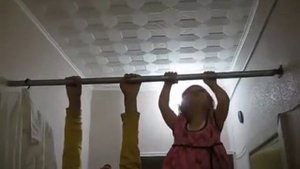Малышка подтягивается на одной руке/ видео приколы 2025 смотреть онлайн / приколы видео самые смешны