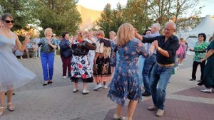 Яблоня цветёт..... 06.09.25.