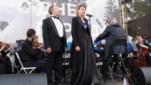 Елена Терентьева и Максим Сажин исполняют Застольную из оперы "Травиата". Дирижёр — Виктор Луценко