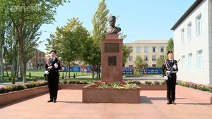«Халкъ ва заман». В гимназии Махачкалы открыли бюст Герою России Абдулхакиму Исмаилову