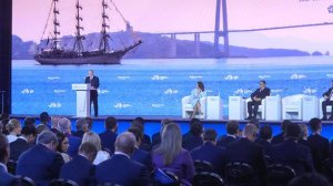 Пленарное заседание ВЭФ с участием Путина длилось почти три часа