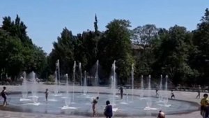 Купание в фонтане