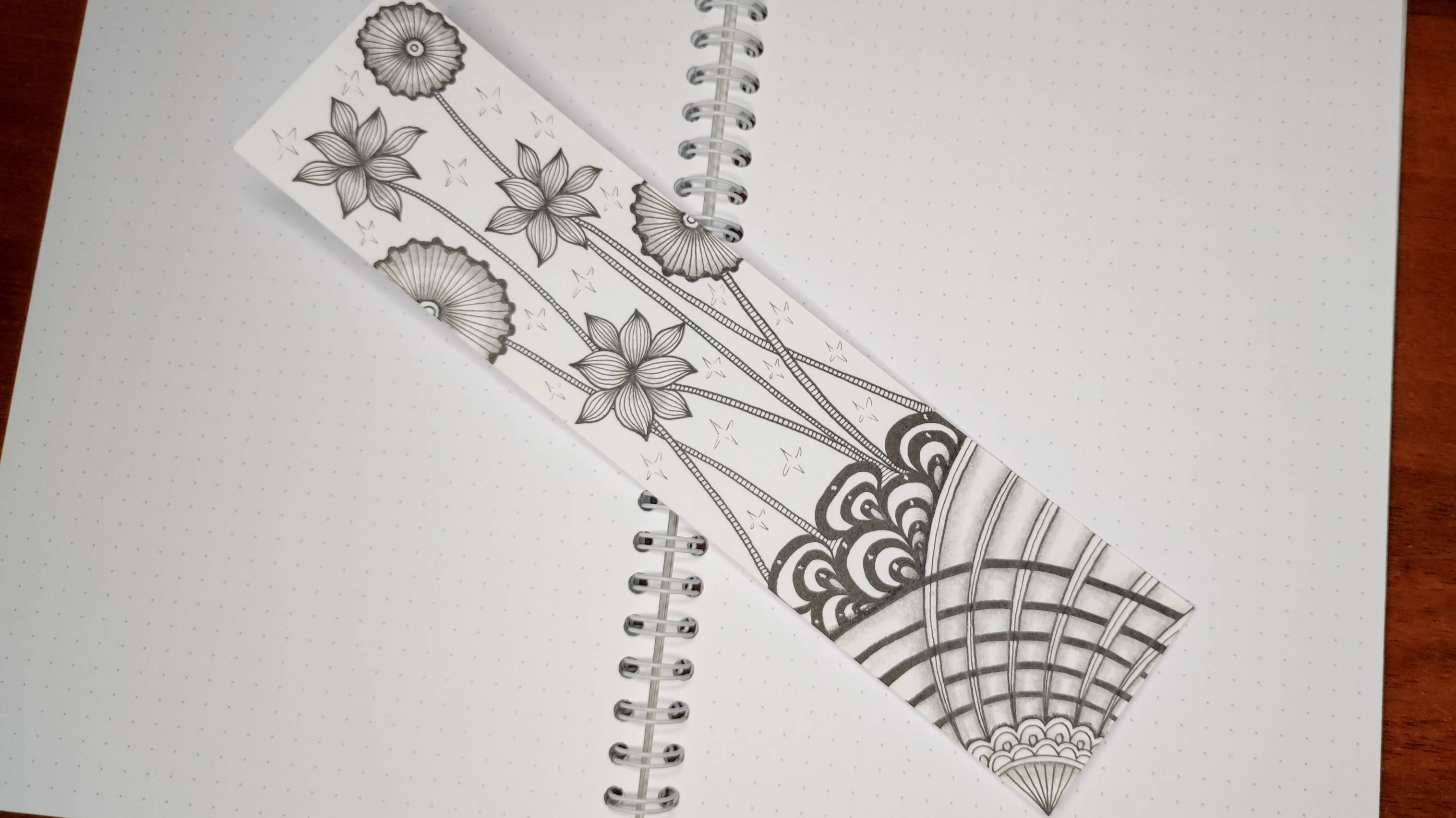 Закладка-раскраска Цветочки из танглов смотреть онлайн