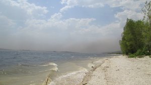 Пыльная буря на Волге прошла рядом и подняла большие волны