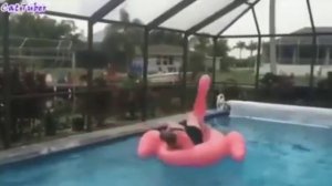 А белый лебедь на пруду...