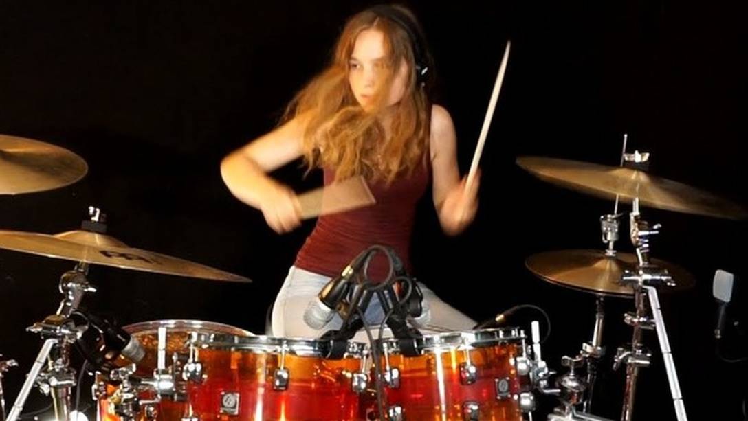Drum Cover by Sina Девушка круто играет на барабанах
