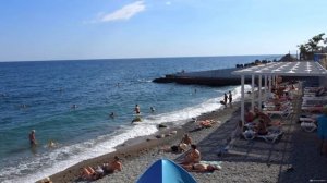 Дикий пляж у причала и пляж пансионата «Горное солнце» в Алупке, Крым