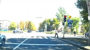 Проехал на красный сигнал светофора среди переходящих дорогу людей на пересечении бульвара Шевченко