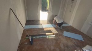 Лёша купил ламинат и стелит его вместе с Тёмой/Ремонт дома своими руками