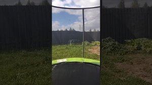 дерёмся. на батуте.